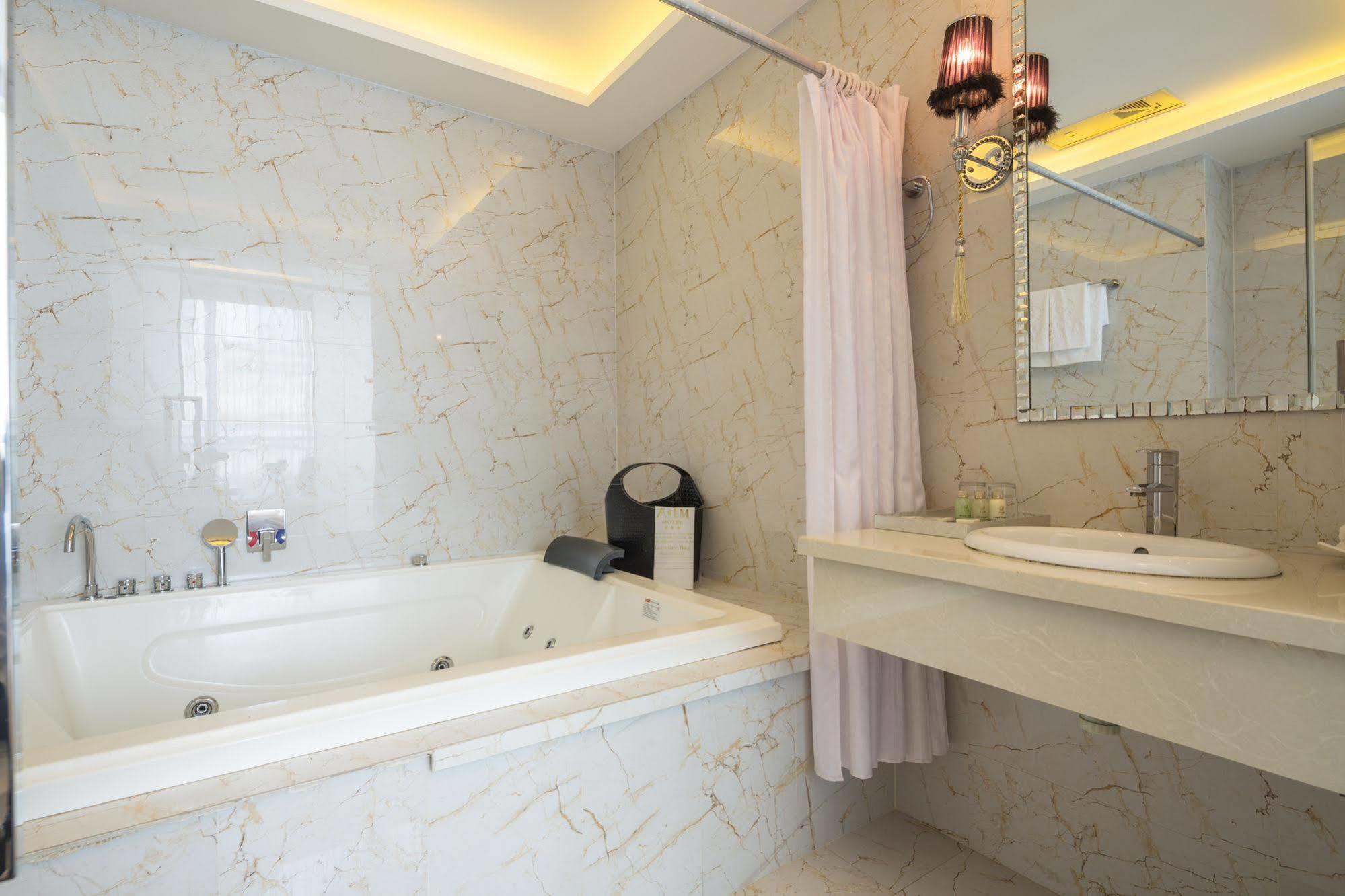 A&Em Hai Ba Trung Hotel Хошимин Экстерьер фото