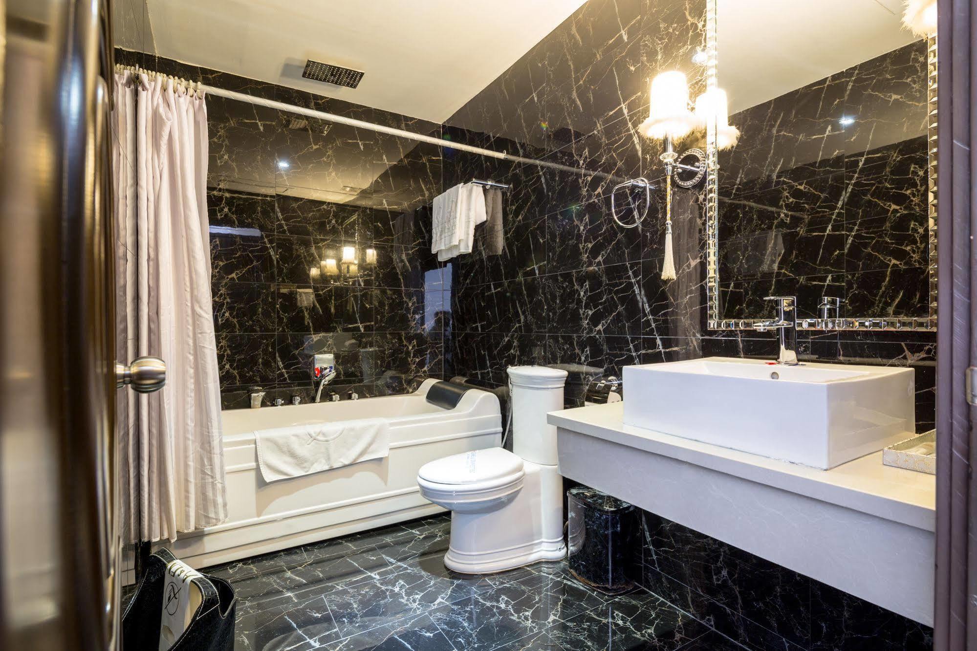 A&Em Hai Ba Trung Hotel Хошимин Экстерьер фото